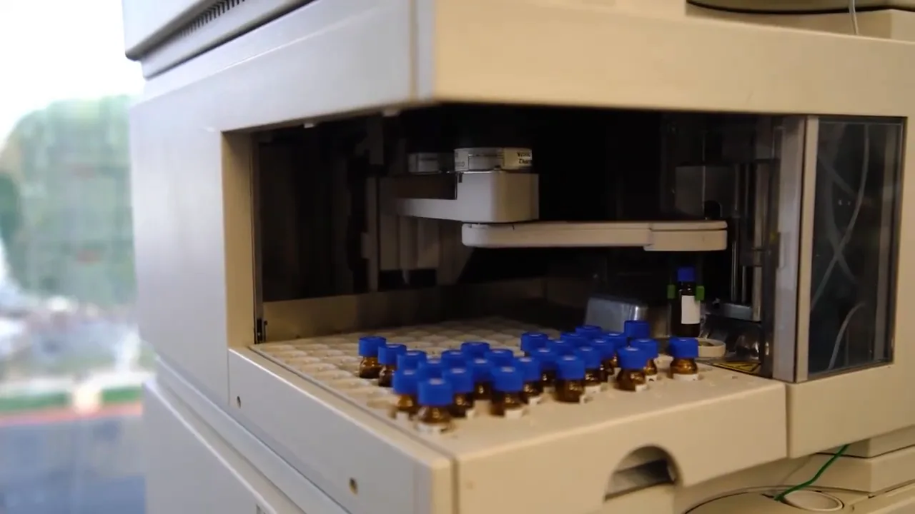 Sample vials in a liquid chromatography autosampler